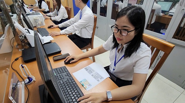Người dân hài lòng, chỉ vài phút đã xong thủ tục hành chính- Ảnh 2.