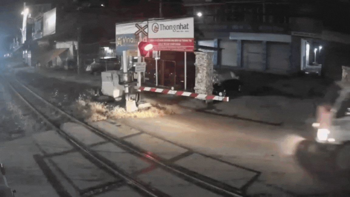 Hà Nội: Tài xế xe tải đâm thẳng vào barie chắn tàu bất chấp tín hiệu dừng- Ảnh 2. Hà Nội: Tài xế xe tải đâm thẳng vào barie chắn tàu bất chấp tín hiệu dừng- Ảnh 2.