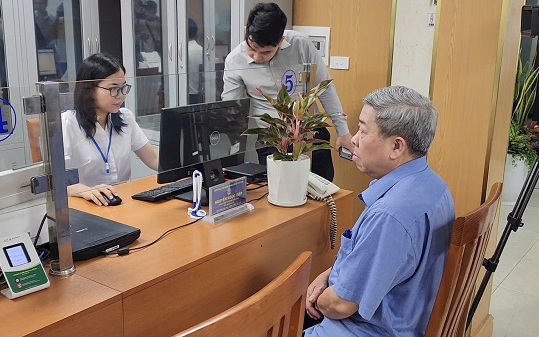 Người dân hài lòng, chỉ vài phút đã xong thủ tục hành chính