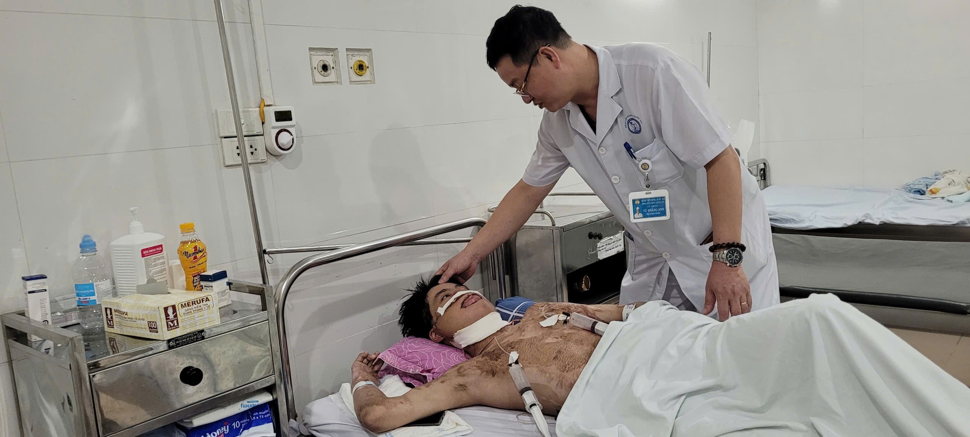 Mong một phép màu cho nam sinh bị bỏng điện cao thế 55% cơ thể- Ảnh 2. Mong một phép màu cho nam sinh bị bỏng điện cao thế 55% cơ thể- Ảnh 2.