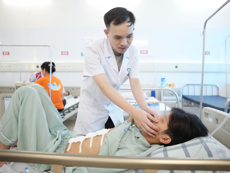 Vỡ u gan, nam thanh niên 18 tuổi được bác sĩ cứu sống- Ảnh 1.
