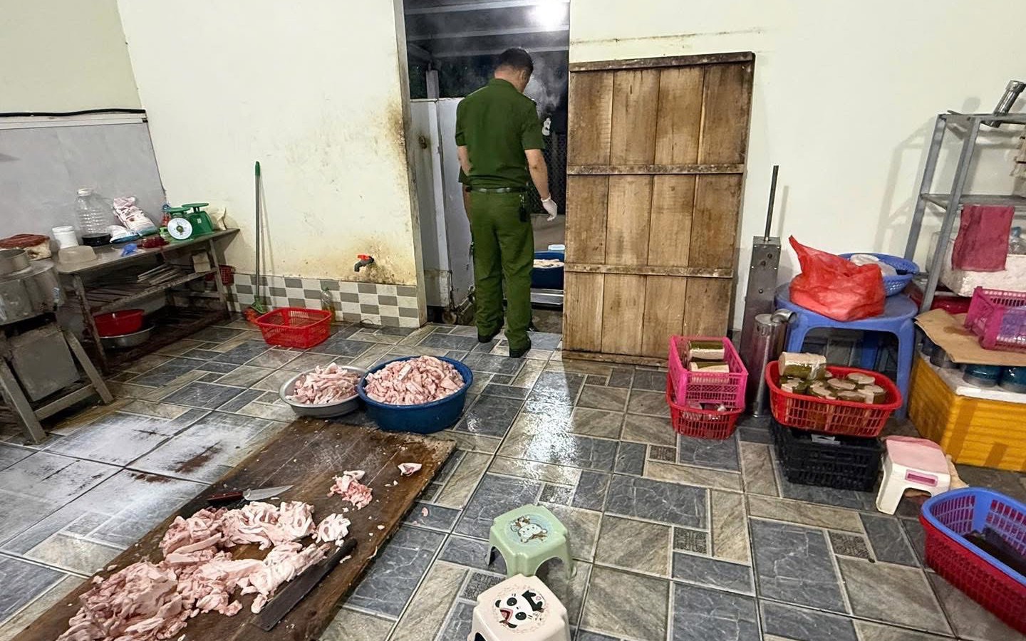 Khởi tố vụ án người đàn ông cho hàn the vào giò, chả, xúc xích bán tại chợ Kim Tân, Lào Cai - Ảnh 2.