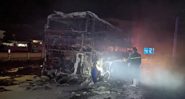 'Bà hỏa' thiêu rụi xe khách giường nằm, 27 hành khách may mắn thoát nạn- Ảnh 1. 'Bà hỏa' thiêu rụi xe khách giường nằm, 27 hành khách may mắn thoát nạn- Ảnh 1.