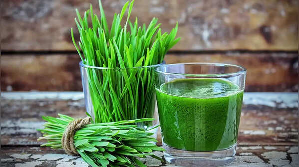 Nước dừa và cỏ lúa mì