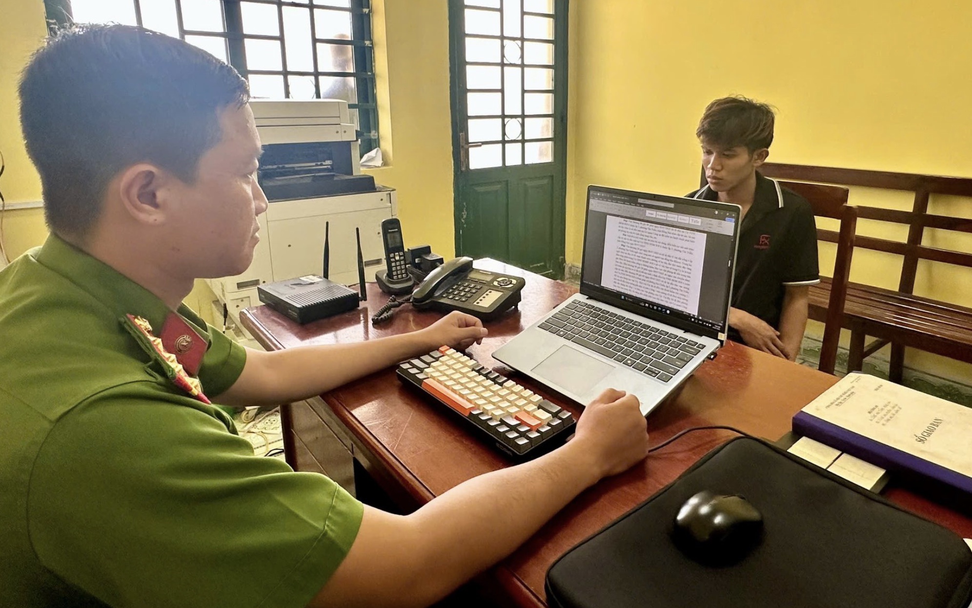 Đột nhập công ty lúc nửa đêm, thanh niên trộm hơn 74 triệu về giấu trên gác xép