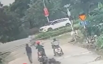 Clip: Nam thanh niên cứu cháu bé thoát chết trong tích tắc khi tàu hỏa lao đến