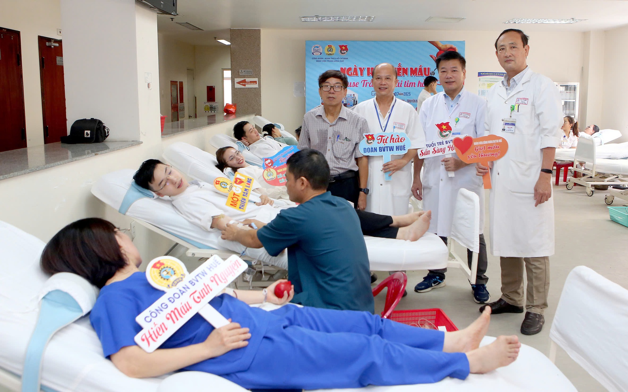Nguồn máu điều trị thiếu hụt, hàng trăm thầy thuốc tình nguyện hiến máu