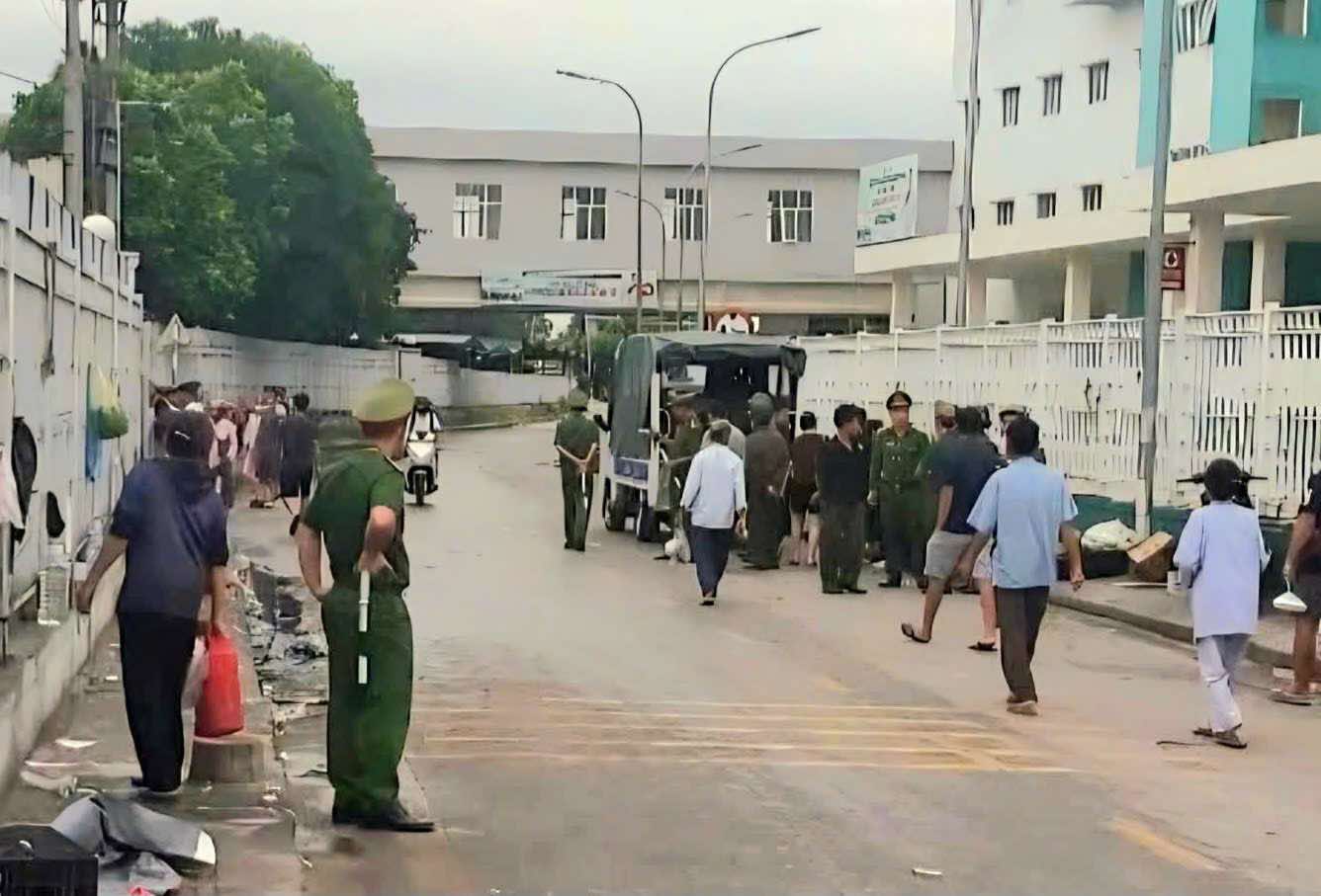 Ra quân xử lý điểm 'nóng' lấn chiếm vỉa hè cạnh BV Hữu nghị Đa khoa Nghệ An- Ảnh 1.
