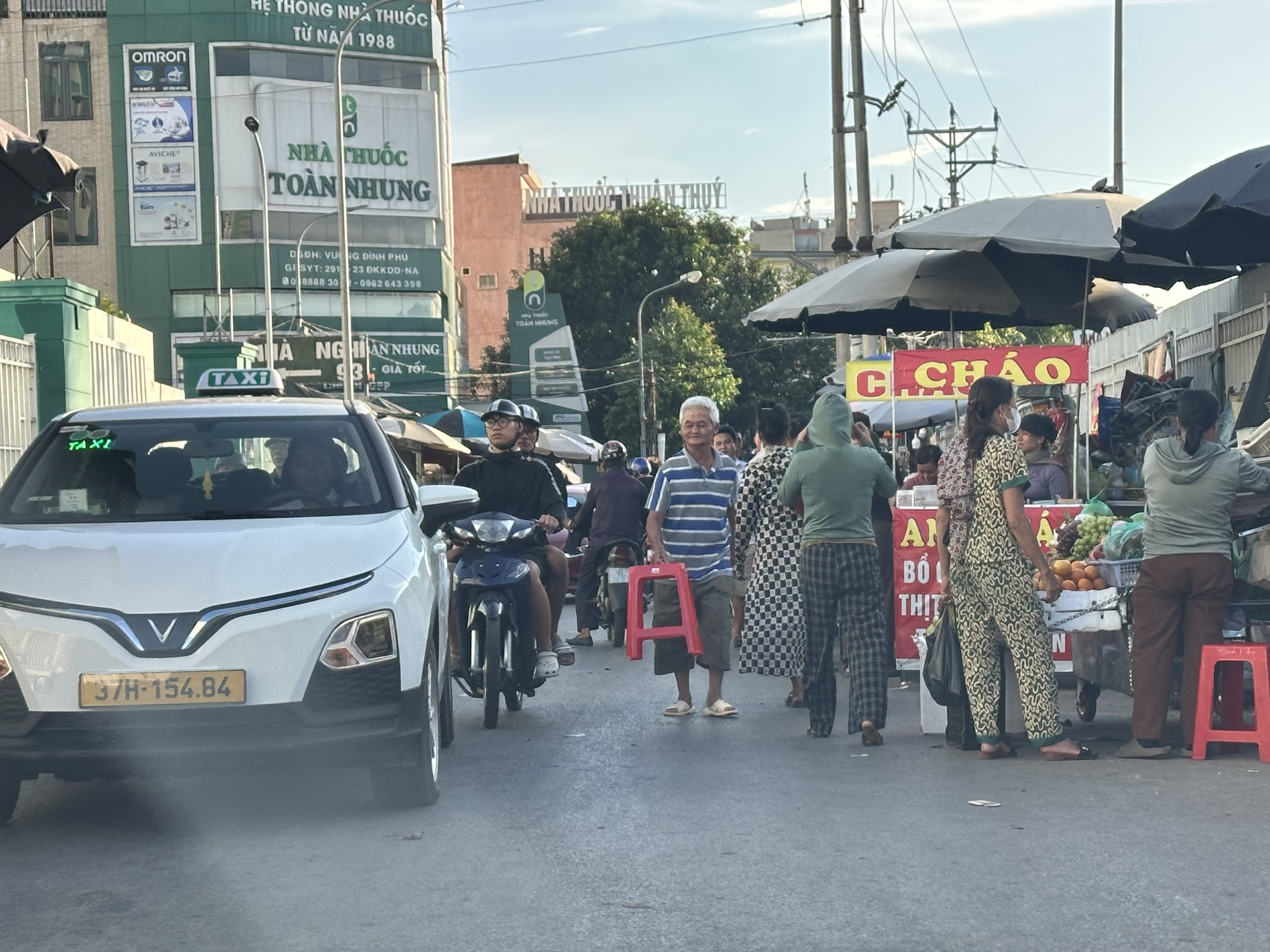 Ra quân xử lý điểm 'nóng' lấn chiếm vỉa hè cạnh BV Hữu nghị Đa khoa Nghệ An- Ảnh 2.