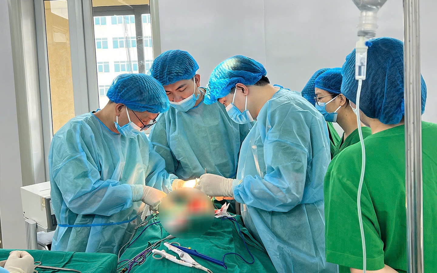 Cắt khối u hiếm gặp, cứu bệnh nhân suy tim độ III, phải ngủ ngồi