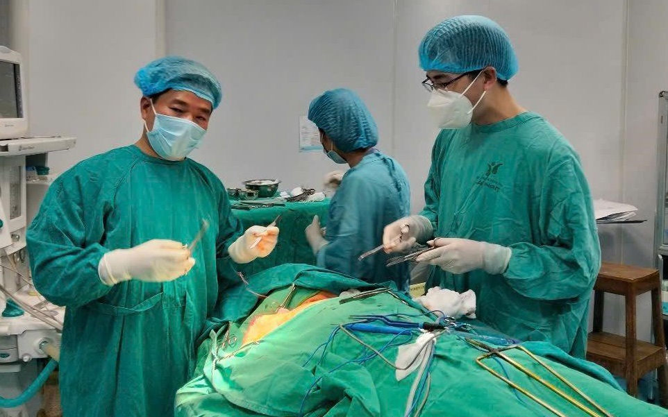 Cứu sống bệnh nhân bị xiên vịt nướng đâm xuyên cổ