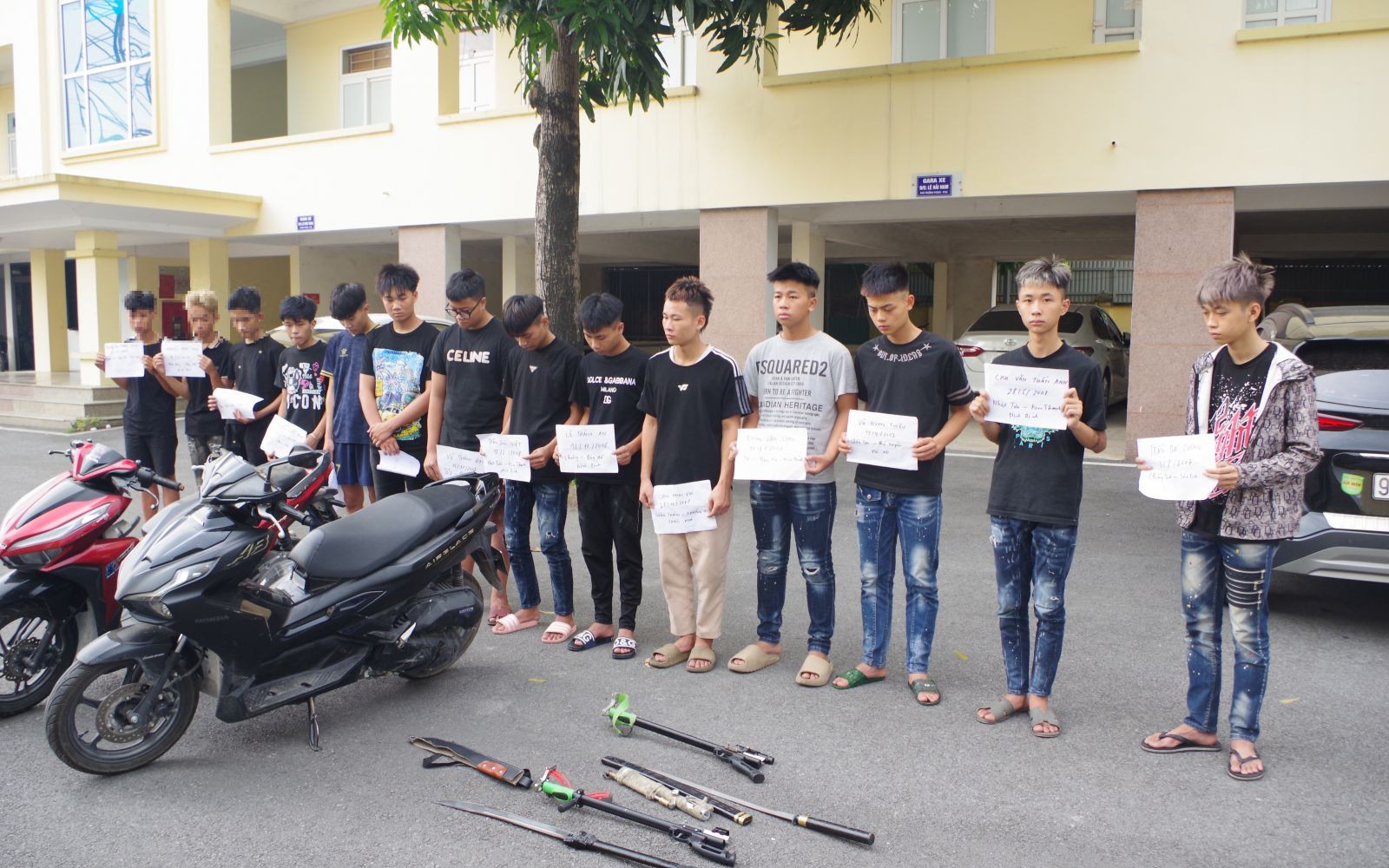 Tạm giữ 11 thanh, thiếu niên mang hung khí đuổi nhau trên đường