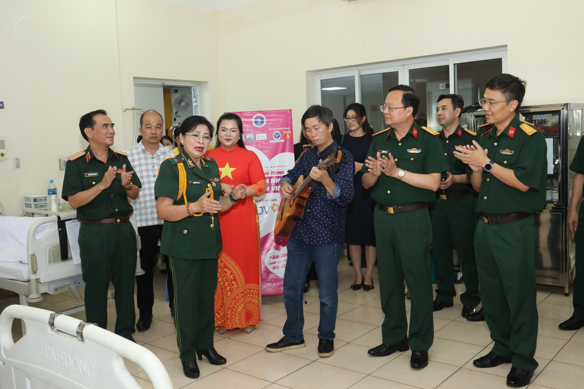 Gặp gỡ bệnh nhân ung thư giai đoạn cuối tìm lại nghị lực sống từ tiếng hát nơi phòng bệnh- Ảnh 2. Gặp gỡ bệnh nhân ung thư giai đoạn cuối tìm lại nghị lực sống từ tiếng hát nơi phòng bệnh- Ảnh 2.