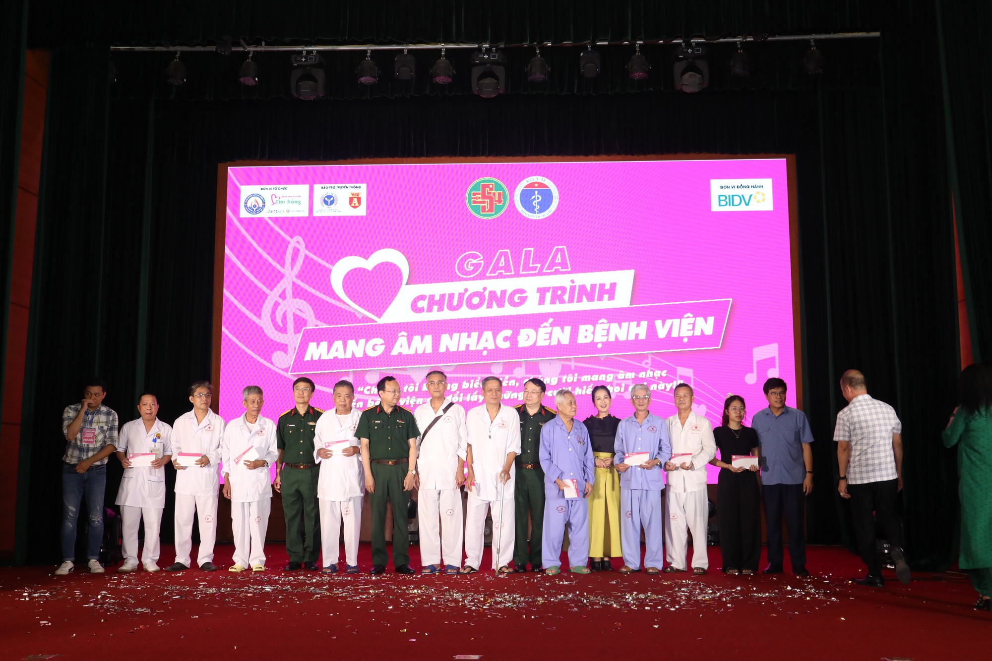 Gặp gỡ bệnh nhân ung thư giai đoạn cuối tìm lại nghị lực sống từ tiếng hát nơi phòng bệnh- Ảnh 3. Gặp gỡ bệnh nhân ung thư giai đoạn cuối tìm lại nghị lực sống từ tiếng hát nơi phòng bệnh- Ảnh 3.