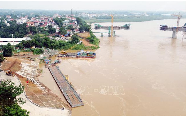 Vận hành lại phà quân sự ở khu vực cầu Phong Châu từ sáng 13/7