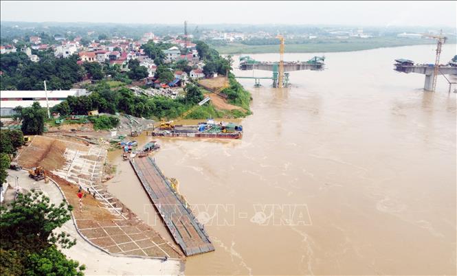 Vận hành lại phà quân sự ở khu vực cầu Phong Châu từ sáng 13/7- Ảnh 1. Vận hành lại phà quân sự ở khu vực cầu Phong Châu từ sáng 13/7- Ảnh 1.