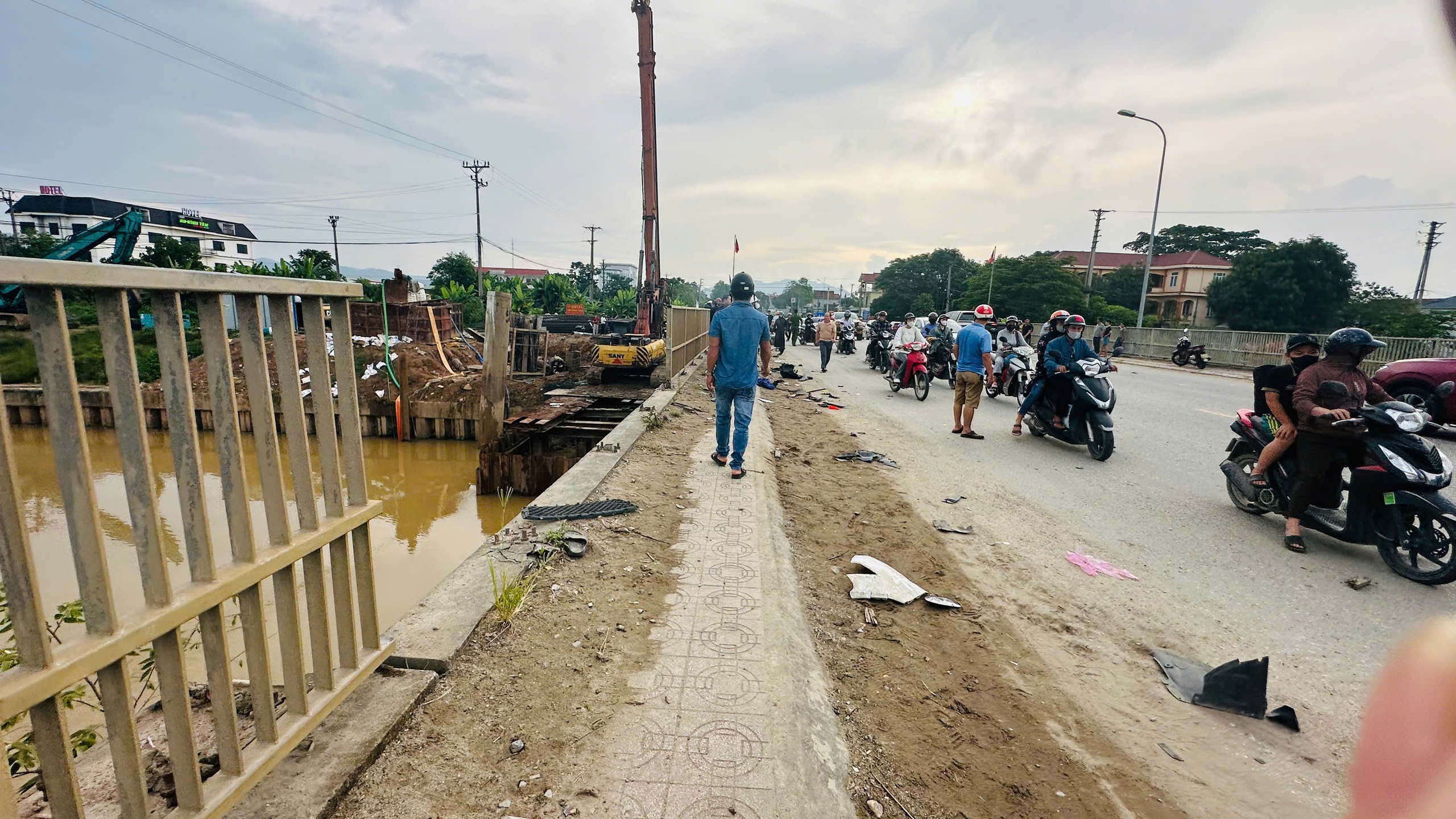 Ô tô tông 2 xe máy rồi lao xuống sông, một người mất tích- Ảnh 2. Ô tô tông 2 xe máy rồi lao xuống sông, một người mất tích- Ảnh 2.
