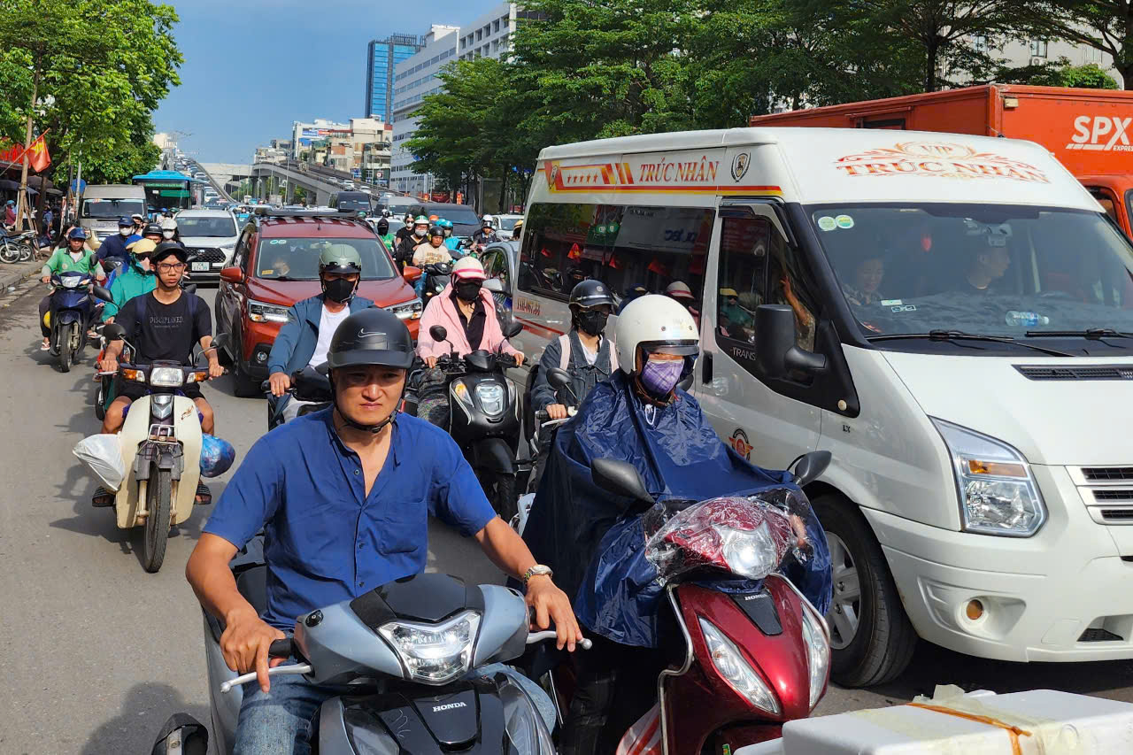 Hà Nội chuẩn bị như thế nào để cấm xe máy chạy xăng trong Vành đai 1 từ tháng 7/2026- Ảnh 1. Hà Nội chuẩn bị như thế nào để cấm xe máy chạy xăng trong Vành đai 1 từ tháng 7/2026- Ảnh 1.