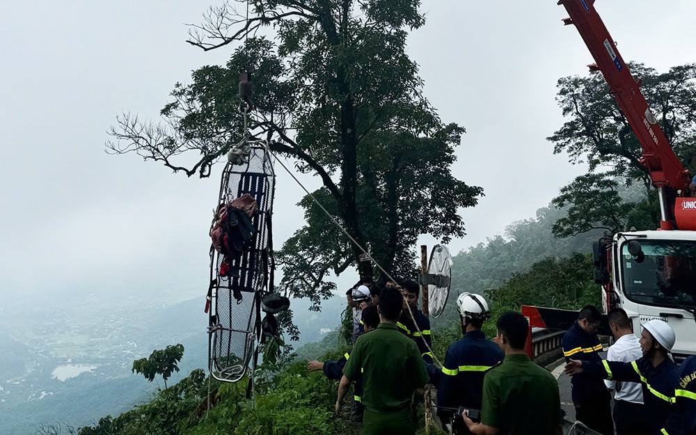 Du khách ngã xuống vực ở Ba Vì, cảnh sát phải dùng xe cẩu giải cứu