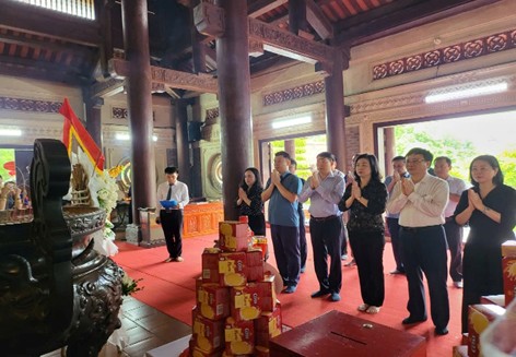 Bộ trưởng Đào Hồng Lan và đoàn công tác Bộ Y tế dâng hương tri ân các Anh hùng Liệt sĩ- Ảnh 1. Bộ trưởng Đào Hồng Lan và đoàn công tác Bộ Y tế dâng hương tri ân các Anh hùng Liệt sĩ- Ảnh 1.