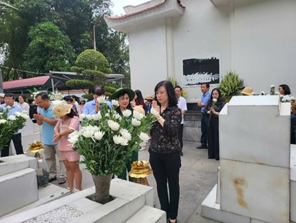Bộ trưởng Đào Hồng Lan và đoàn công tác Bộ Y tế dâng hương tri ân các Anh hùng Liệt sĩ- Ảnh 3. Bộ trưởng Đào Hồng Lan và đoàn công tác Bộ Y tế dâng hương tri ân các Anh hùng Liệt sĩ- Ảnh 3.