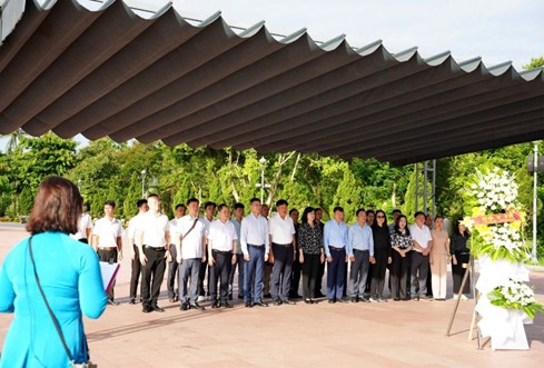 Bộ trưởng Đào Hồng Lan và đoàn công tác Bộ Y tế dâng hương tri ân các Anh hùng Liệt sĩ- Ảnh 4. Bộ trưởng Đào Hồng Lan và đoàn công tác Bộ Y tế dâng hương tri ân các Anh hùng Liệt sĩ- Ảnh 4.