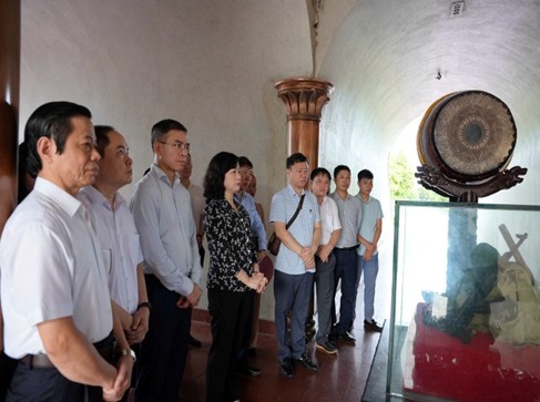 Bộ trưởng Đào Hồng Lan và đoàn công tác Bộ Y tế dâng hương tri ân các Anh hùng Liệt sĩ- Ảnh 5. Bộ trưởng Đào Hồng Lan và đoàn công tác Bộ Y tế dâng hương tri ân các Anh hùng Liệt sĩ- Ảnh 5.