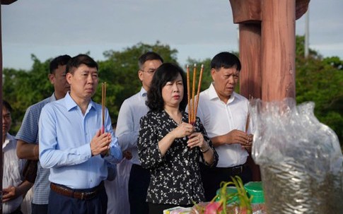 Bộ trưởng Đào Hồng Lan và đoàn công tác Bộ Y tế dâng hương tri ân các Anh hùng Liệt sĩ