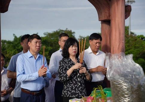 Bộ trưởng Đào Hồng Lan và đoàn công tác Bộ Y tế dâng hương tri ân các Anh hùng Liệt sĩ- Ảnh 6. Bộ trưởng Đào Hồng Lan và đoàn công tác Bộ Y tế dâng hương tri ân các Anh hùng Liệt sĩ- Ảnh 6.