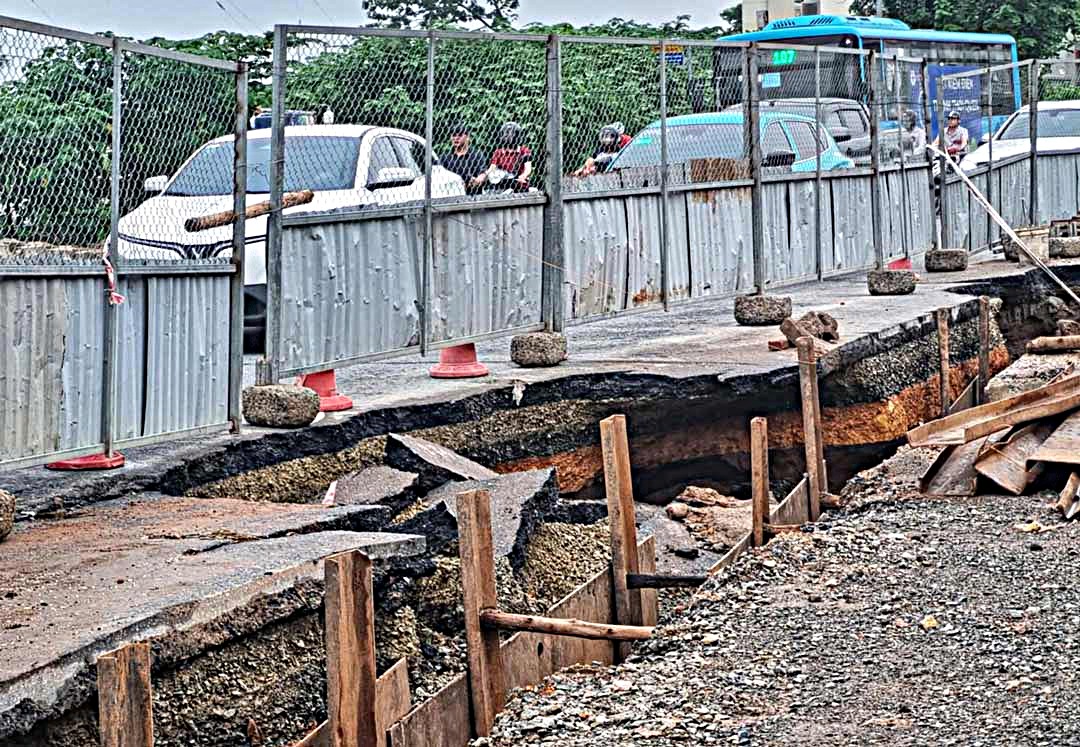 Xuất hiện sụt lún tại điểm dựng lô cốt Đại lộ Thăng Long- Ảnh 2. Xuất hiện sụt lún tại điểm dựng lô cốt Đại lộ Thăng Long- Ảnh 2.