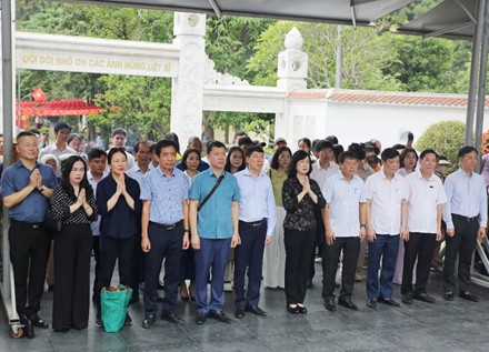 Bộ trưởng Đào Hồng Lan và đoàn công tác Bộ Y tế dâng hương tri ân các Anh hùng Liệt sĩ- Ảnh 2. Bộ trưởng Đào Hồng Lan và đoàn công tác Bộ Y tế dâng hương tri ân các Anh hùng Liệt sĩ- Ảnh 2.