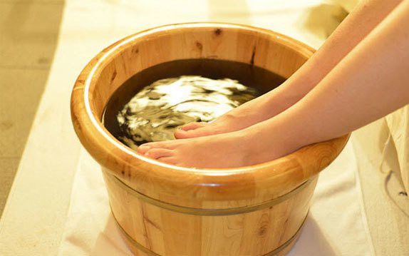 Ngâm chân thảo dược - Giải pháp chữa lành cơ thể rẻ tiền