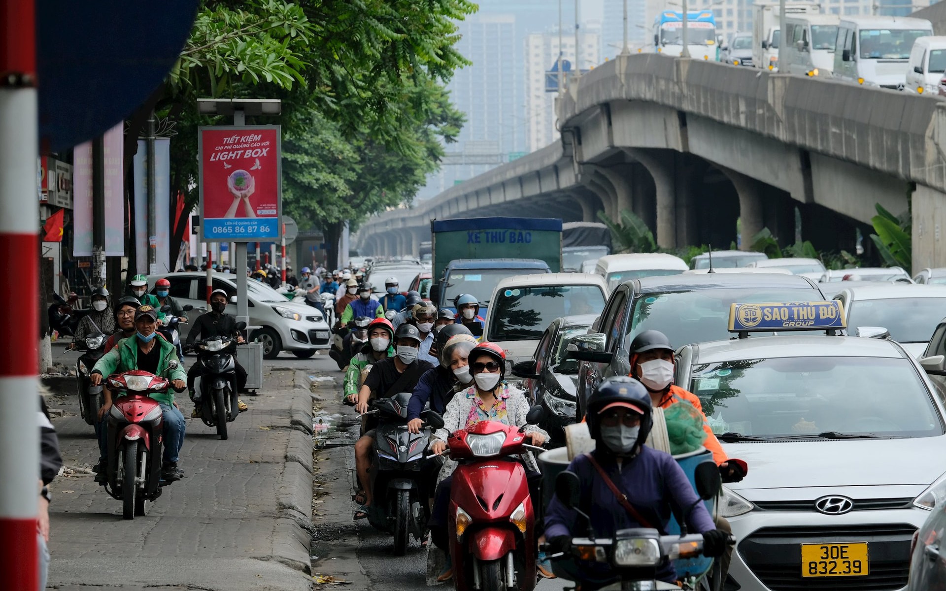Cấm xe máy chạy xăng cần thực hiện sao cho ít xáo trộn cuộc sống người dân