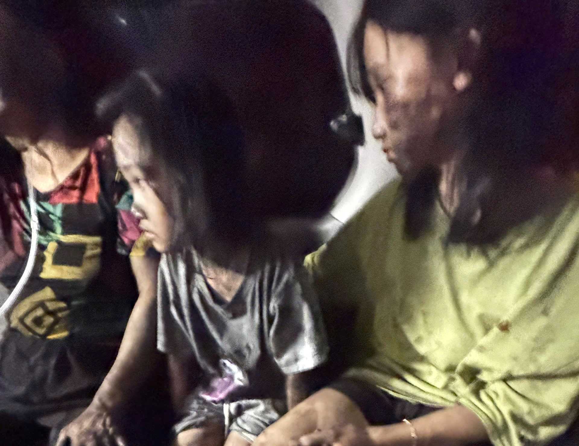 Cháy nhà trong đêm, 4 người mắc kẹt được công an cứu sống- Ảnh 2. Cháy nhà trong đêm, 4 người mắc kẹt được công an cứu sống- Ảnh 2.