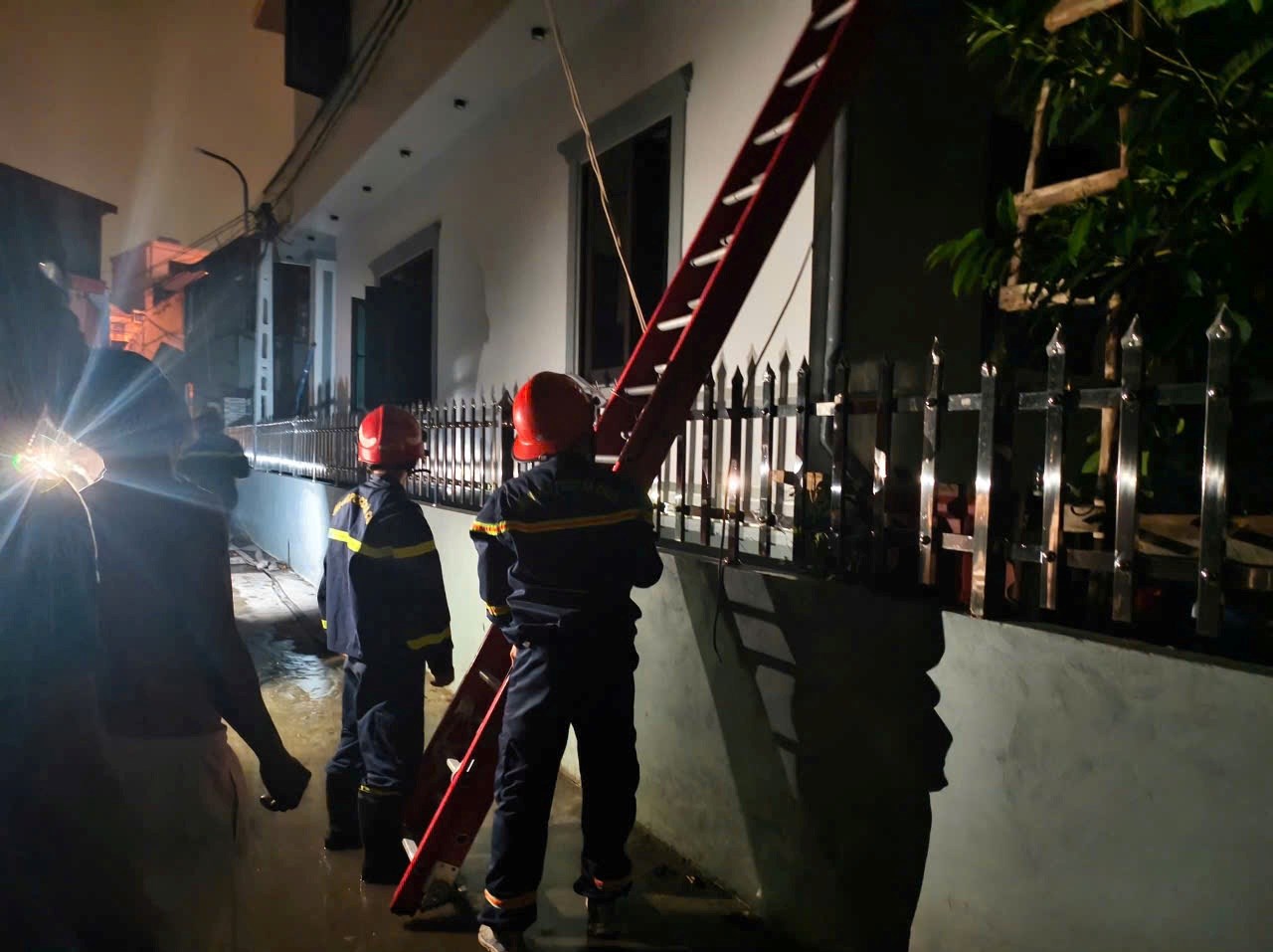 Cháy nhà trong đêm, 4 người mắc kẹt được công an cứu sống- Ảnh 1. Cháy nhà trong đêm, 4 người mắc kẹt được công an cứu sống- Ảnh 1.