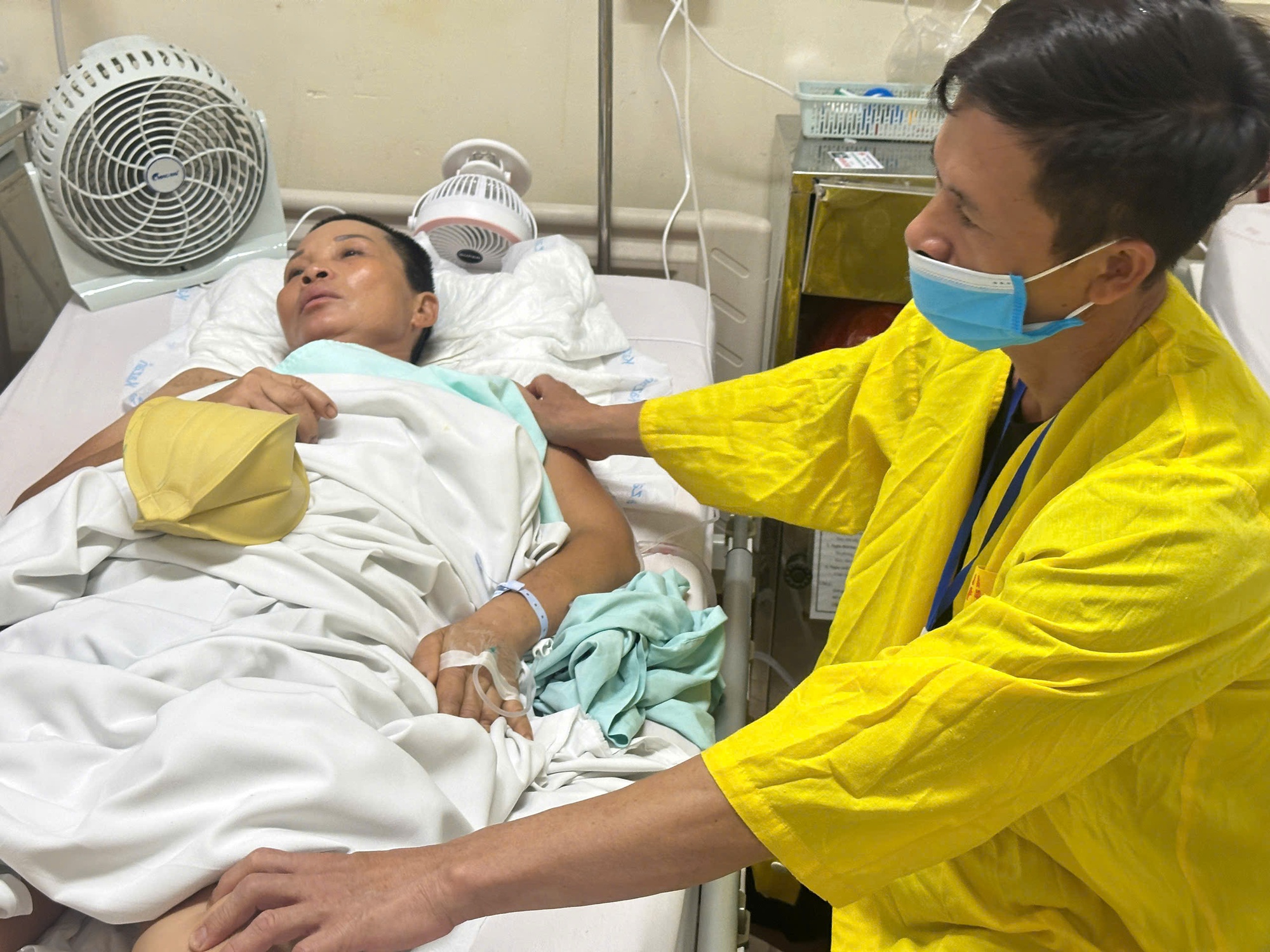 Người mẹ dân tộc Sán Dìu bị tai nạn nguy kịch, liệt nửa người cần hỗ trợ điều trị- Ảnh 2. Người mẹ dân tộc Sán Dìu bị tai nạn nguy kịch, liệt nửa người cần hỗ trợ điều trị- Ảnh 2.