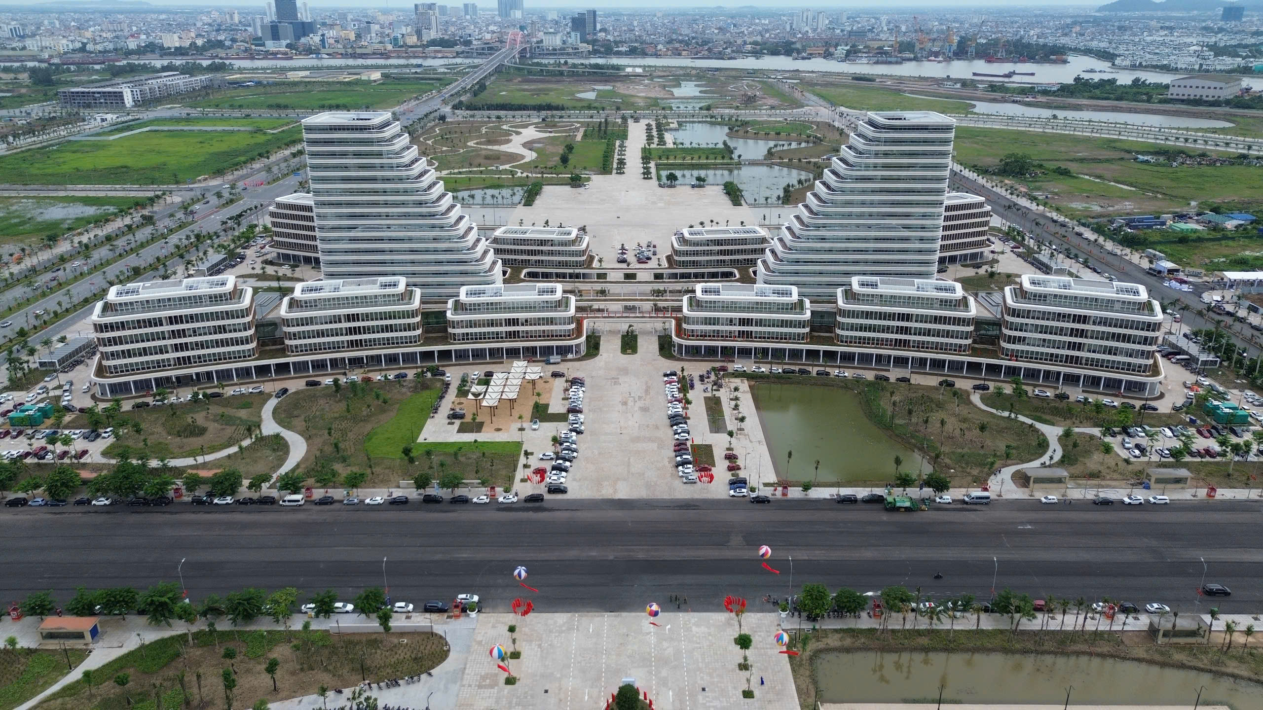 Xúc tiến Đầu tư Hải Phòng 2025: Cơ chế, chính sách đặc thù tạo 'đường băng' để Hải Phòng cất cánh- Ảnh 4. Xúc tiến Đầu tư Hải Phòng 2025: Cơ chế, chính sách đặc thù tạo 'đường băng' để Hải Phòng cất cánh- Ảnh 4.