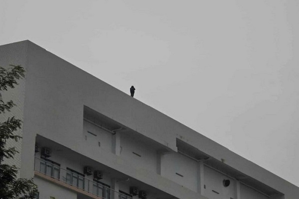 Gần 3 giờ 'nghẹt thở' giải cứu cháu gái có ý định tự tử tại Bệnh viện Bạch Mai- Ảnh 1. Gần 3 giờ 'nghẹt thở' giải cứu cháu gái có ý định tự tử tại Bệnh viện Bạch Mai- Ảnh 1.