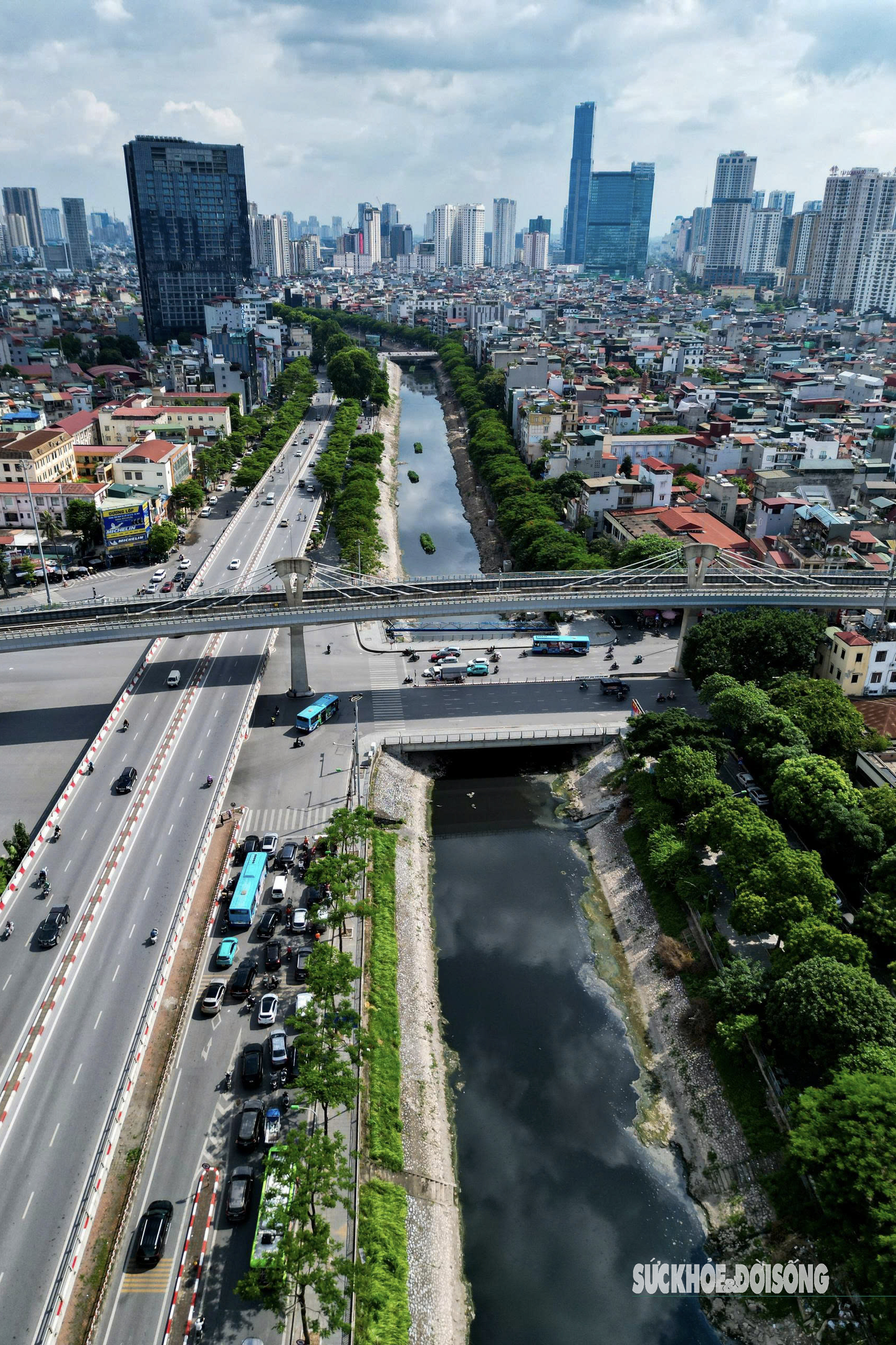Hà Nội gấp rút 'thay áo' cho đôi bờ sông Tô Lịch- Ảnh 1. Hà Nội gấp rút 'thay áo' cho đôi bờ sông Tô Lịch- Ảnh 1.