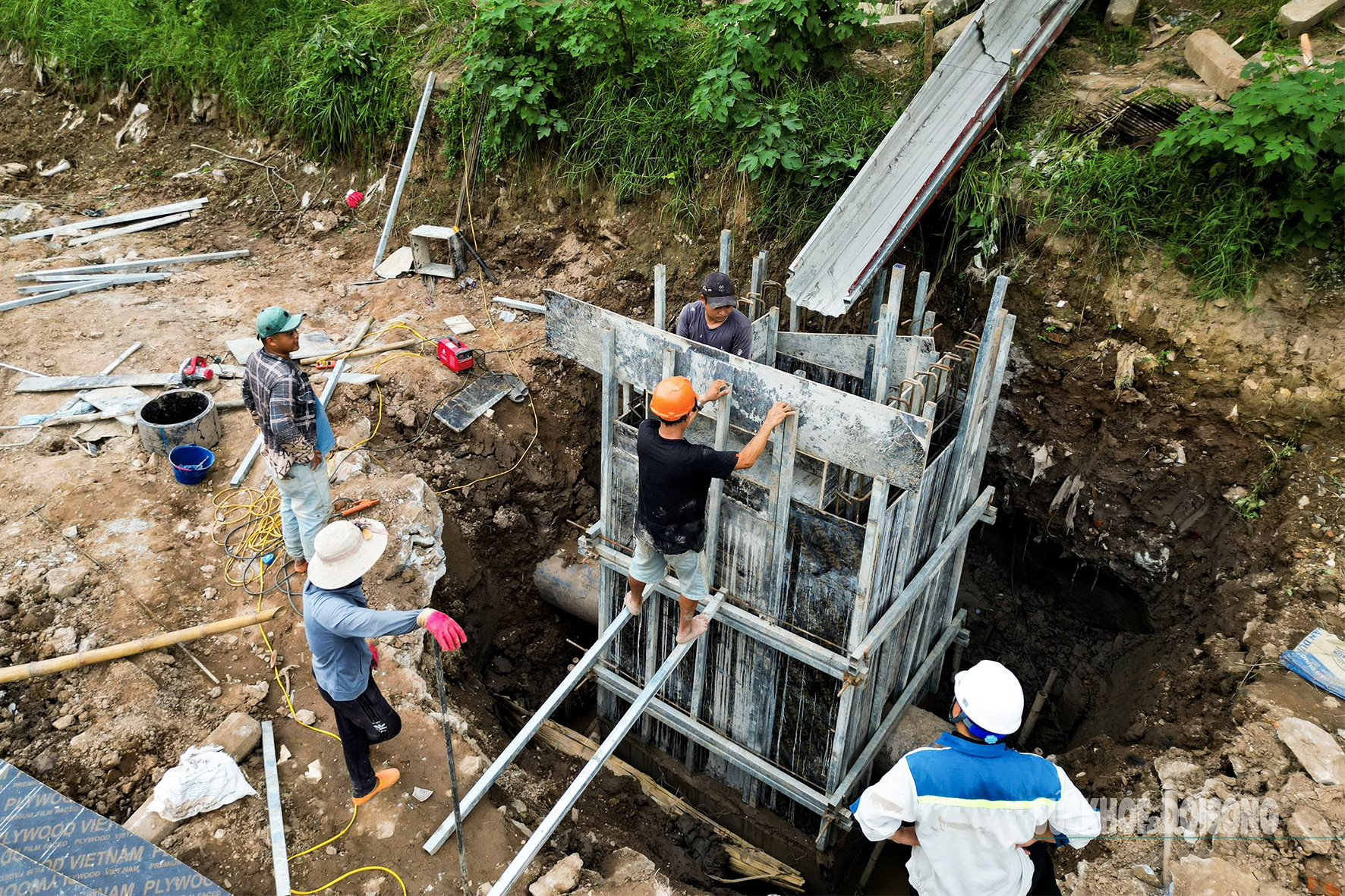 Hà Nội gấp rút 'thay áo' cho đôi bờ sông Tô Lịch- Ảnh 3. Hà Nội gấp rút 'thay áo' cho đôi bờ sông Tô Lịch- Ảnh 3.