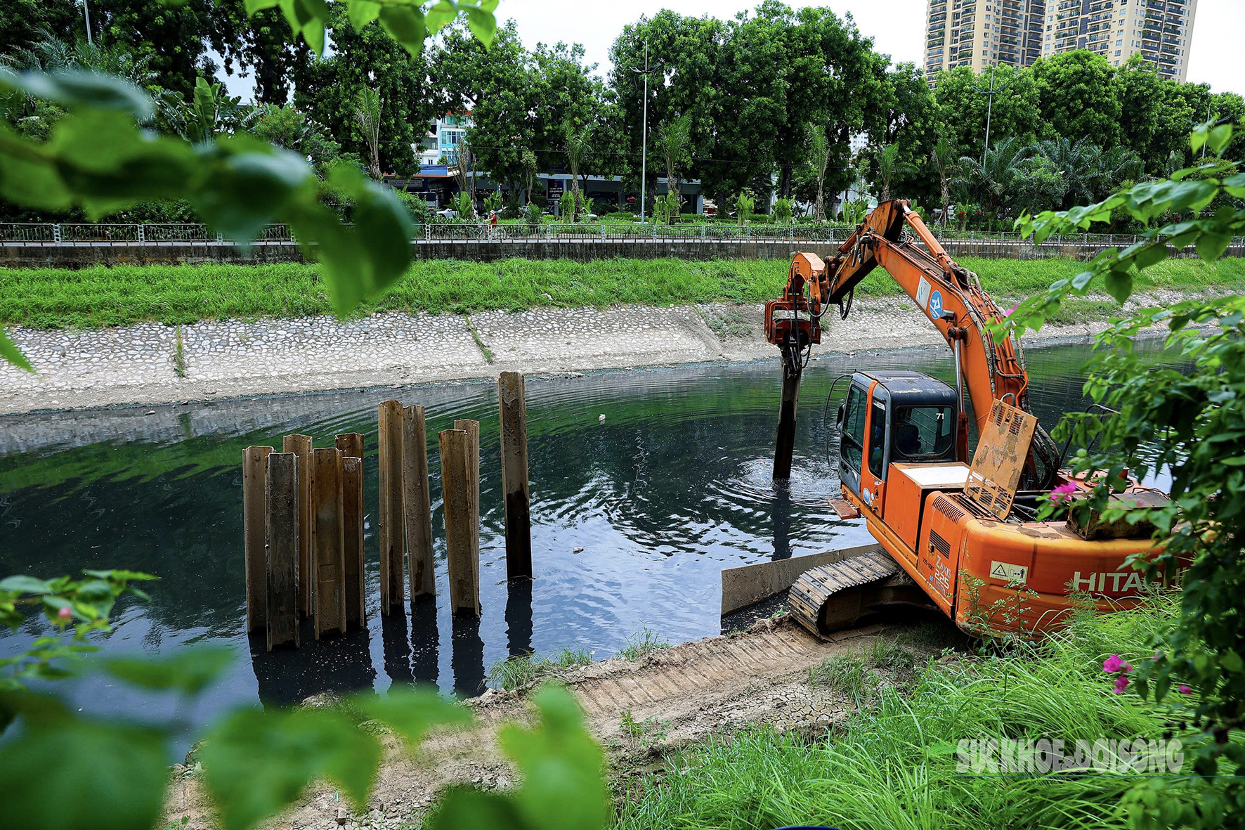 Hà Nội gấp rút 'thay áo' cho đôi bờ sông Tô Lịch- Ảnh 5. Hà Nội gấp rút 'thay áo' cho đôi bờ sông Tô Lịch- Ảnh 5.