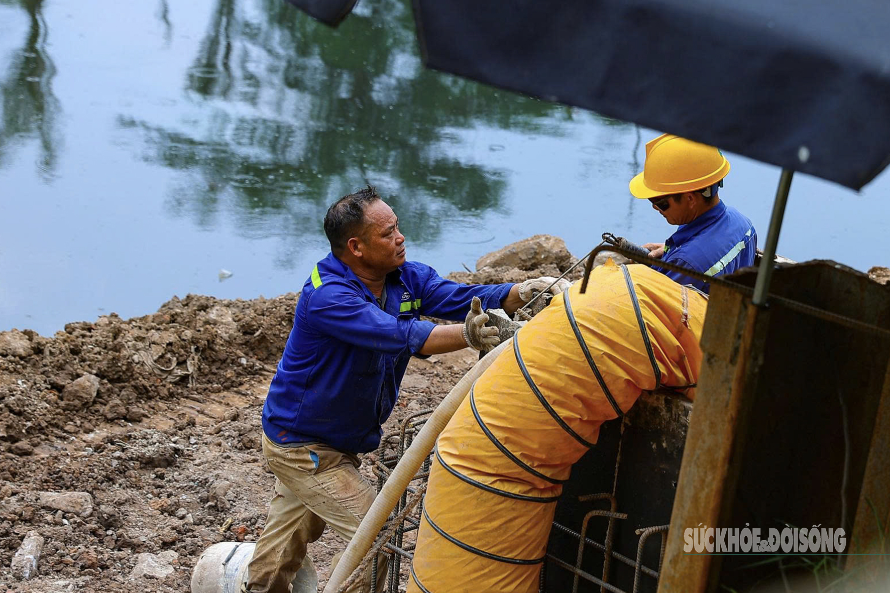 Hà Nội gấp rút 'thay áo' cho đôi bờ sông Tô Lịch- Ảnh 4. Hà Nội gấp rút 'thay áo' cho đôi bờ sông Tô Lịch- Ảnh 4.