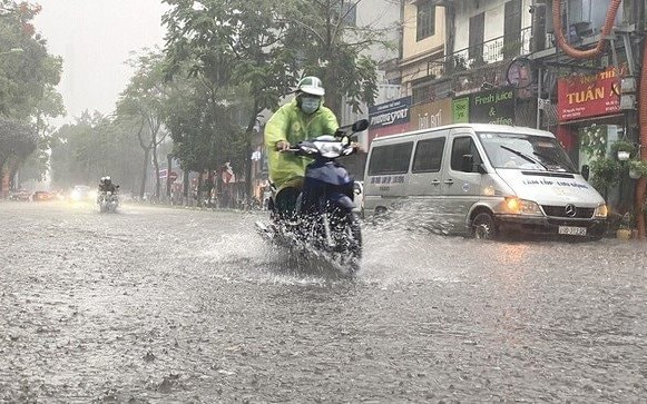 Miền Bắc mưa dông kèm oi nóng