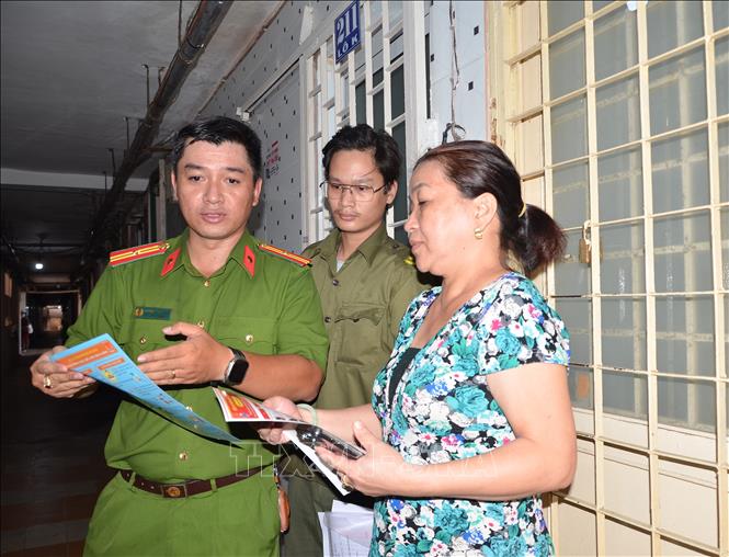 Cư dân chung cư TP Hồ Chí Minh đồng loạt tháo dỡ 'chuồng cọp'- Ảnh 2.