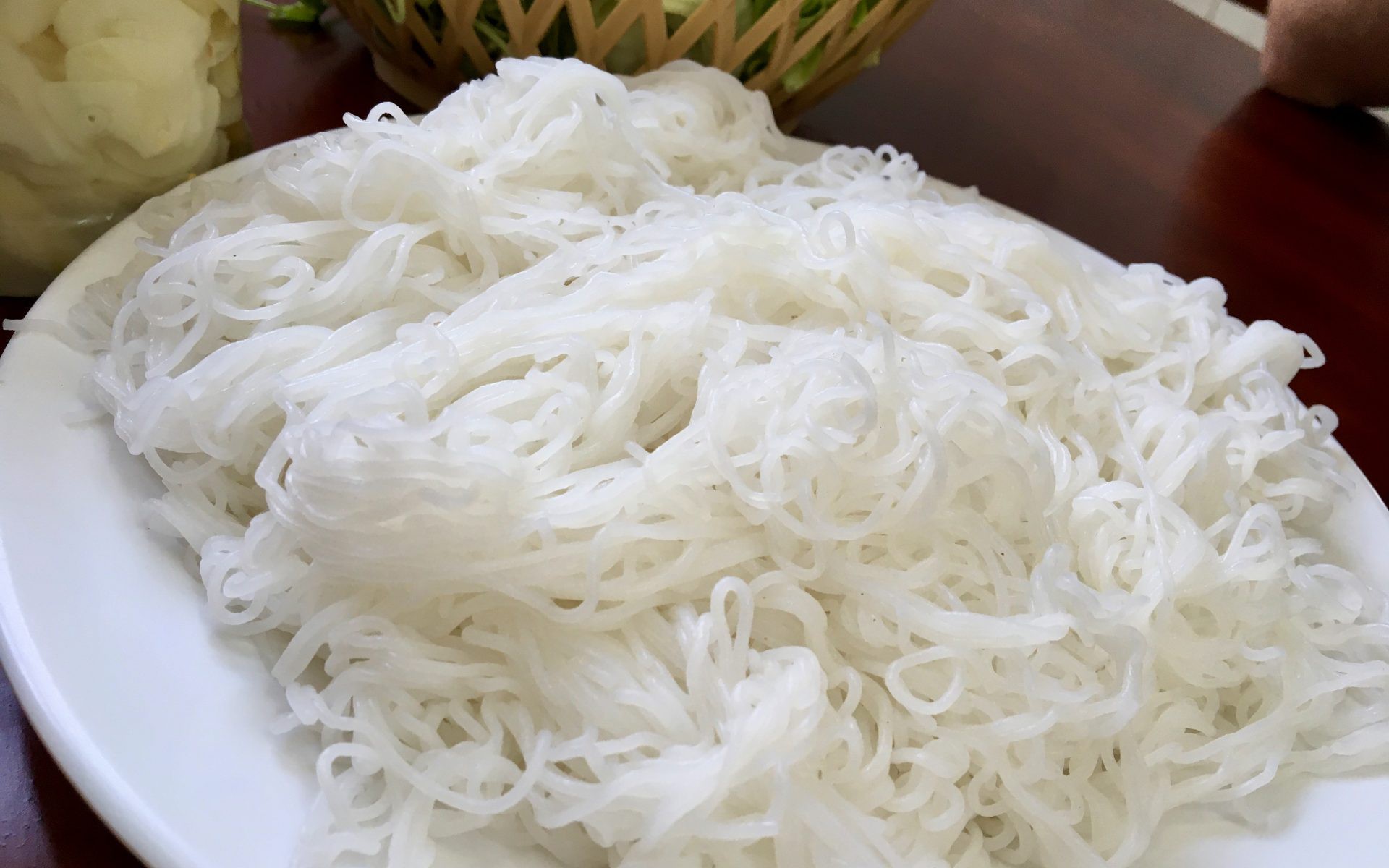 Bún để qua đêm có vị chua nhẹ: Ăn được hay nên bỏ?- Ảnh 3.