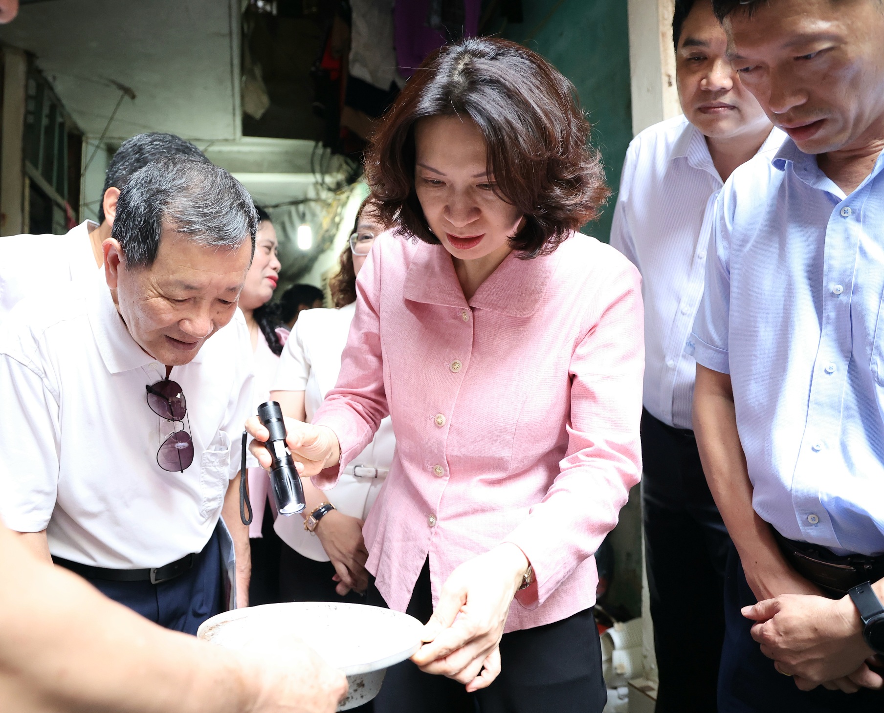 Hà Nội cần lập bản đồ các điểm sốt xuất huyết nguy cơ cao, triển khai ngay đề án chủ động phòng chống- Ảnh 1. Hà Nội cần lập bản đồ các điểm sốt xuất huyết nguy cơ cao, triển khai ngay đề án chủ động phòng chống- Ảnh 1.