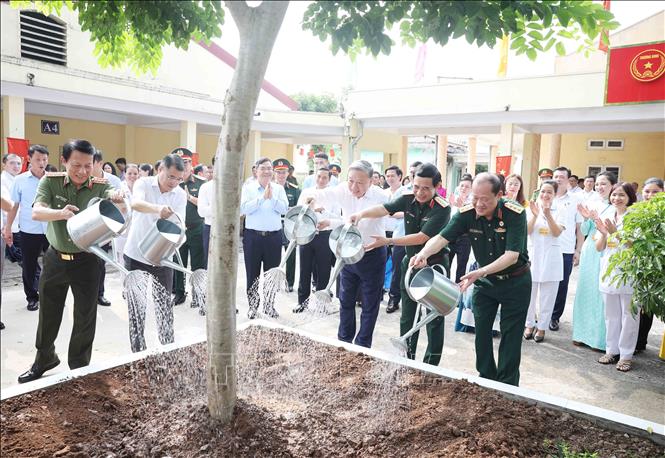 Tổng Bí thư Tô Lâm: Người có công là tài sản quý, là biểu tượng của ý chí, nghị lực Việt Nam- Ảnh 6. Tổng Bí thư Tô Lâm: Người có công là tài sản quý, là biểu tượng của ý chí, nghị lực Việt Nam- Ảnh 6.
