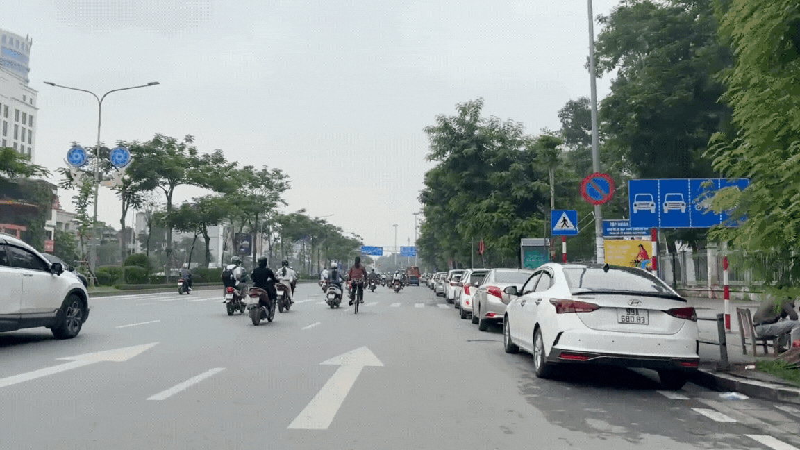 Tài xế nằm trong xe, ô tô “đóng cọc” giữa lòng đường Giải Phóng Tài xế nằm trong xe, ô tô “đóng cọc” giữa lòng đường Giải Phóng