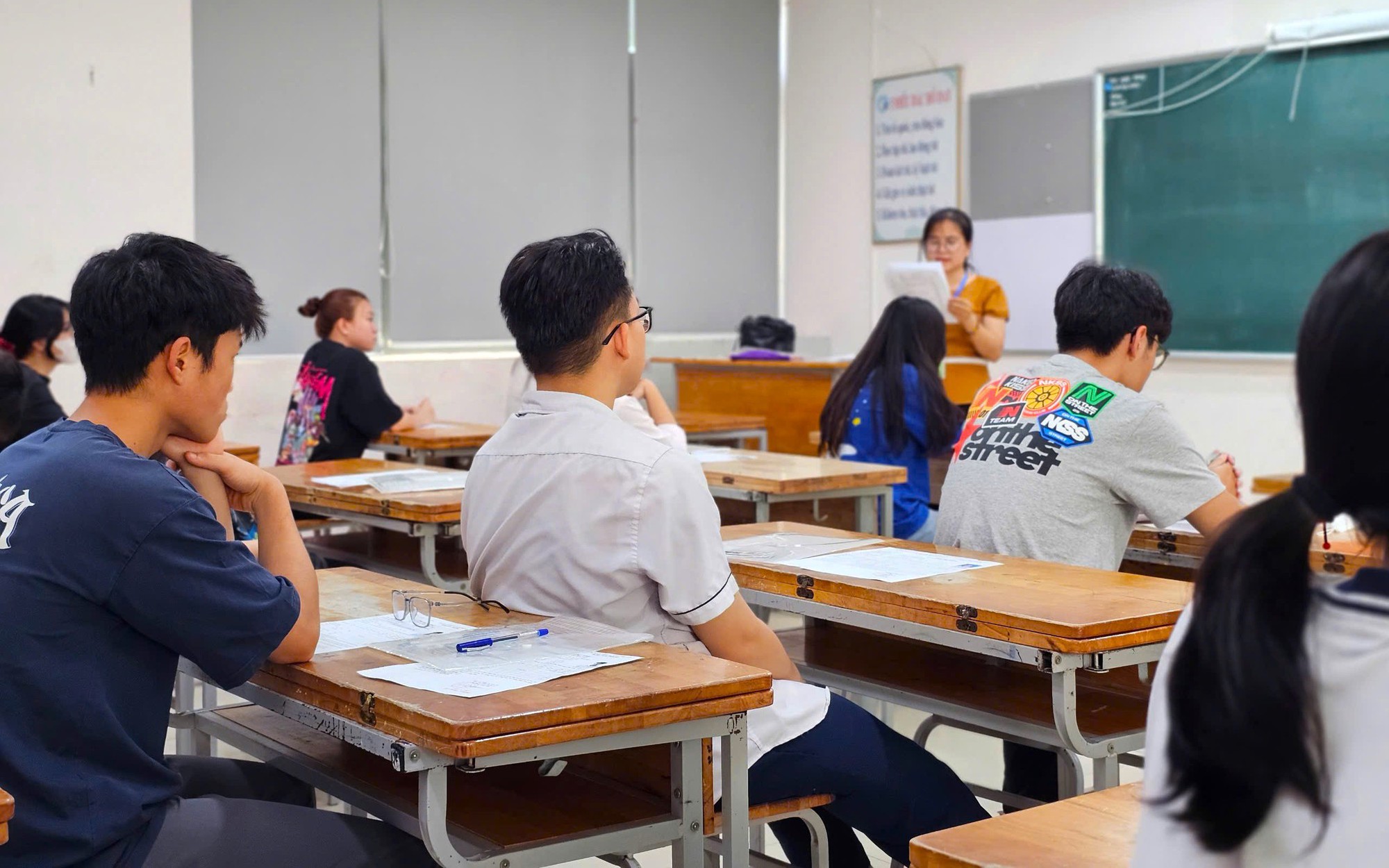 Điểm tốt nghiệp THPT 2025: Bao nhiêu là đỗ, bao nhiêu là liệt?