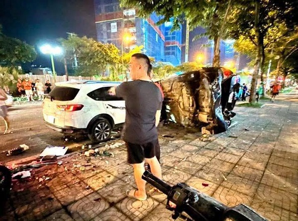 Hà Nội: Ô tô mất lái tông nhiều người thương vong tại Dương Nội- Ảnh 2. Hà Nội: Ô tô mất lái tông nhiều người thương vong tại Dương Nội- Ảnh 2.